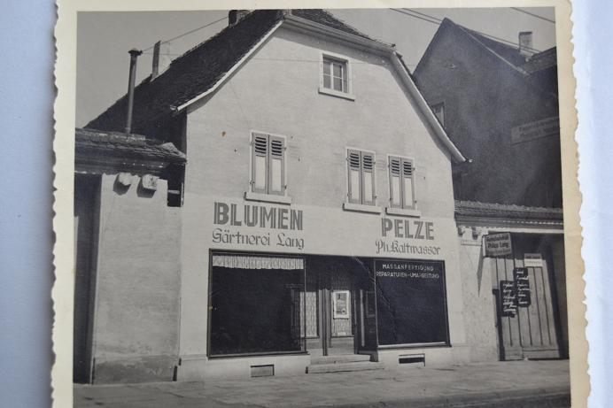 umen Lang mit geschlossenen Fensterläden